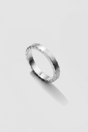 Обручальное кольцо с волнистой гранью тонкое