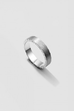 Обручальное кольцо с волнистой гранью широкое