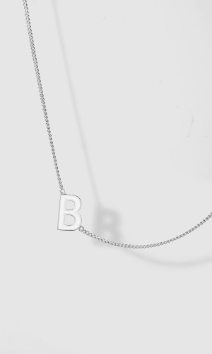 Подвеска-буква B с белой эмалью