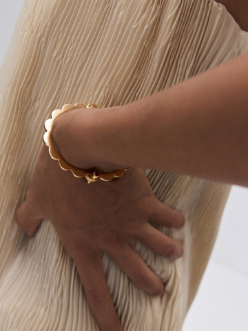 Avgvst x J.Kim Резной браслет с замком из лимонного золота