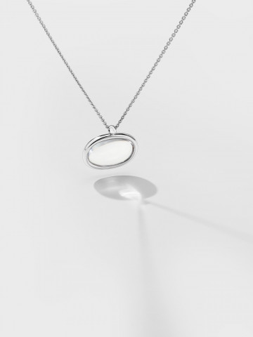 Венский медальон из белого золота с горным хрусталем