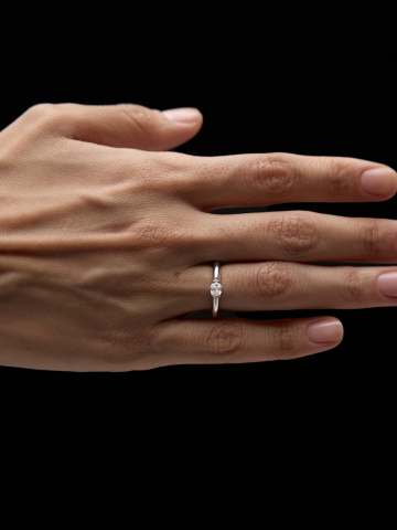 То самое, но с овальным бриллиантом