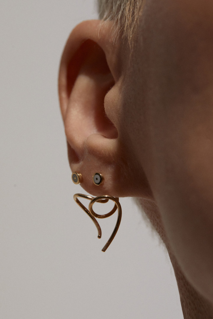 Серьга-завиток Луна из лимонного золота левая