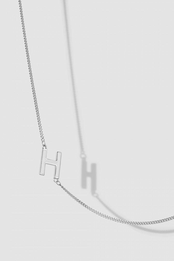 Подвеска-буква H с белой эмалью