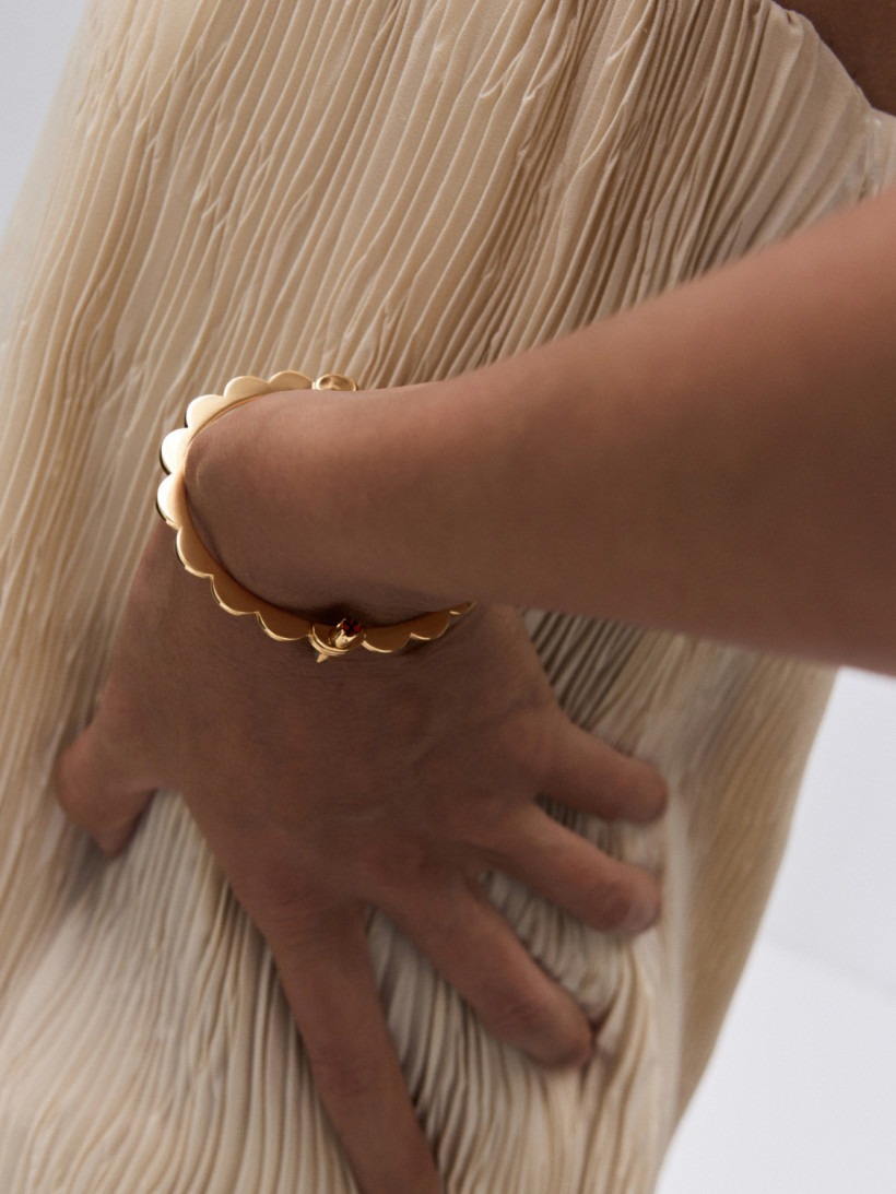 Avgvst x J.Kim Резной браслет с замком из лимонного золота