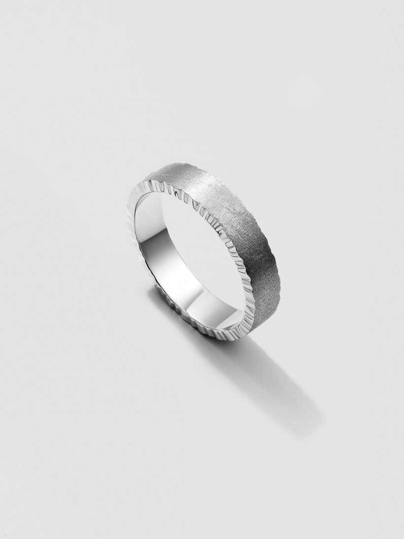 Обручальное кольцо с волнистой гранью широкое