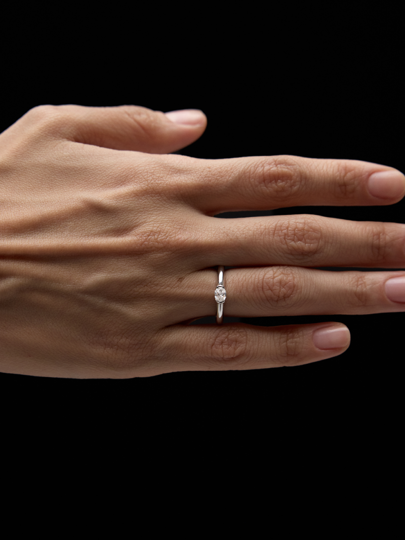 То самое, но с овальным бриллиантом