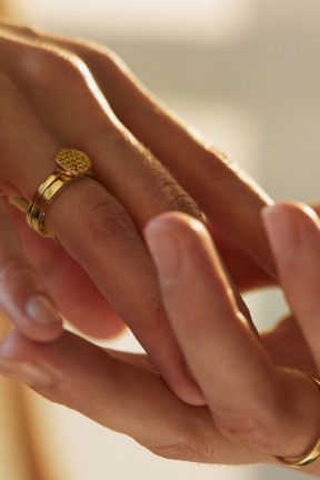 Тонкое обручальное кольцо с желтыми бриллиантами в грани