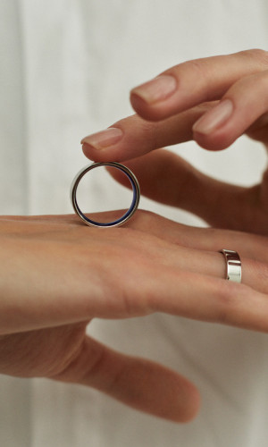 Обручальное кольцо с эмалью внутри матовое