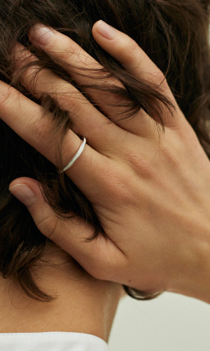 Тонкое кольцо с белой эмалью
