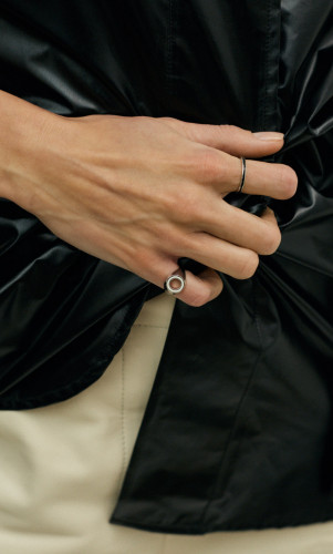 Тонкое кольцо с черной эмалью
