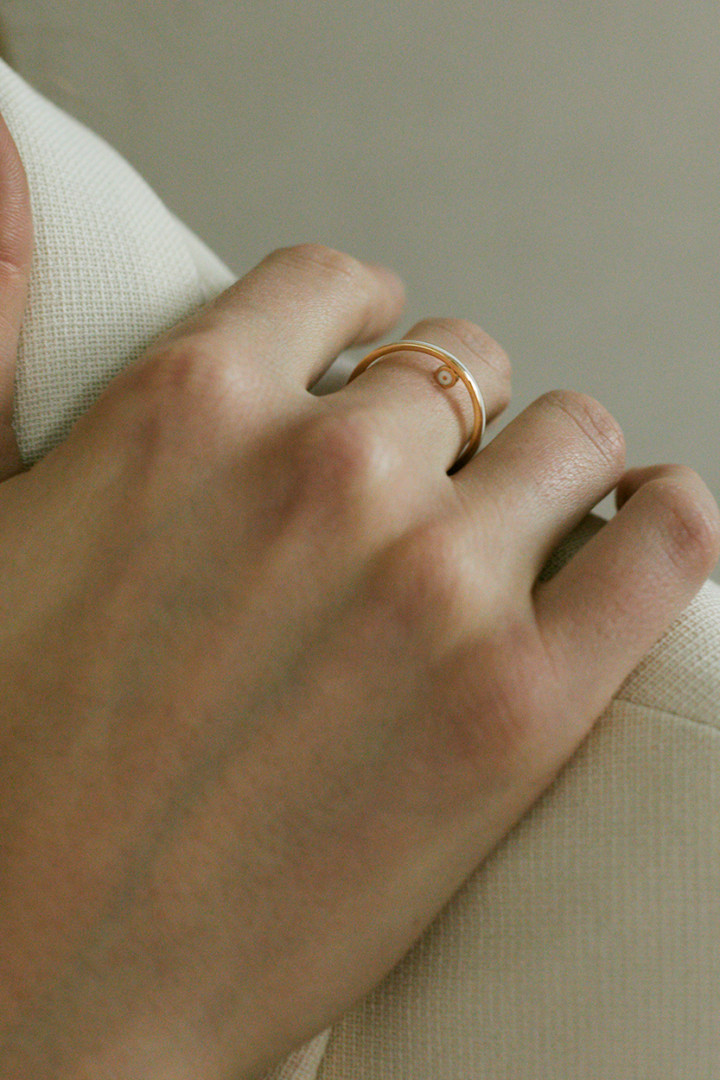 Кольцо Спрятанная луна из лимонного золота