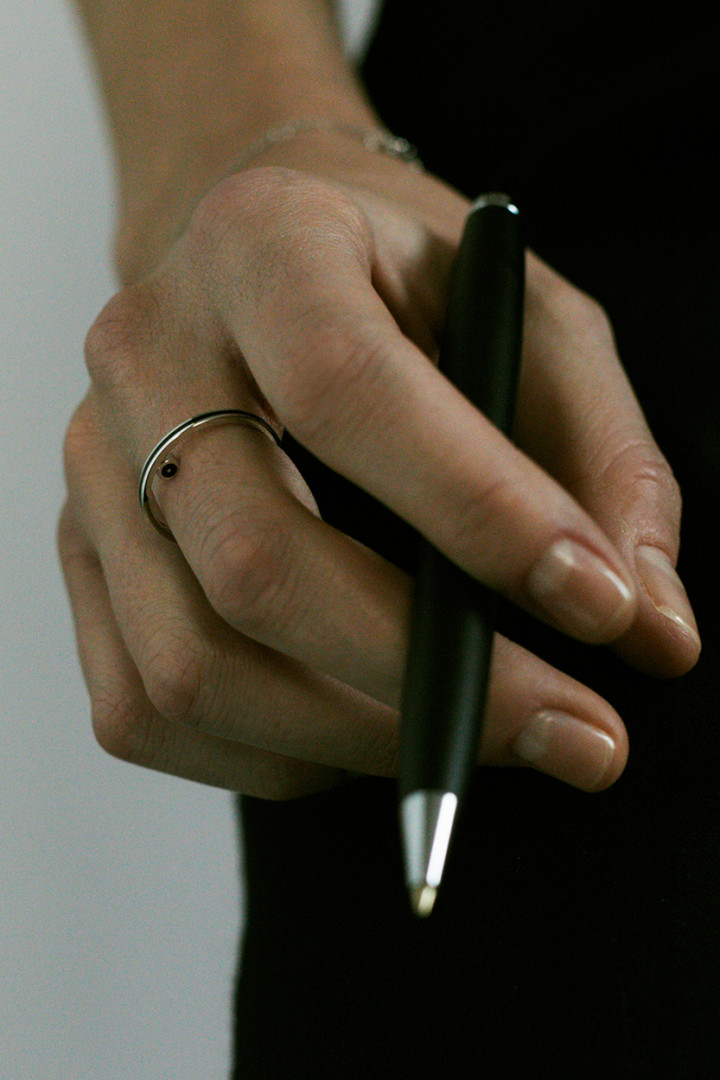 Кольцо Спрятанная луна из белого золота