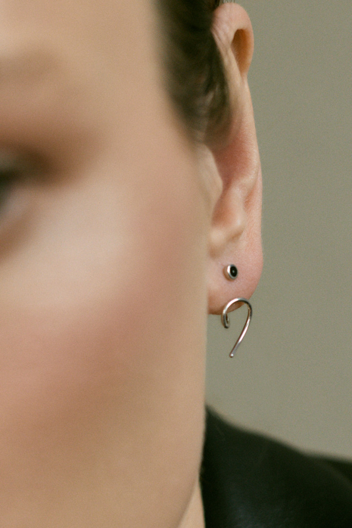 Серьга-завиток Луна из белого золота правая