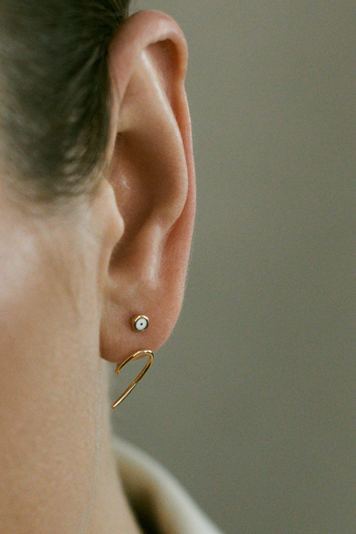 Серьга-завиток Луна из лимонного золота правая