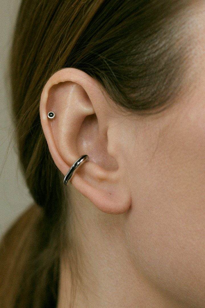 Лабрет-луна из белого золота с черной эмалью