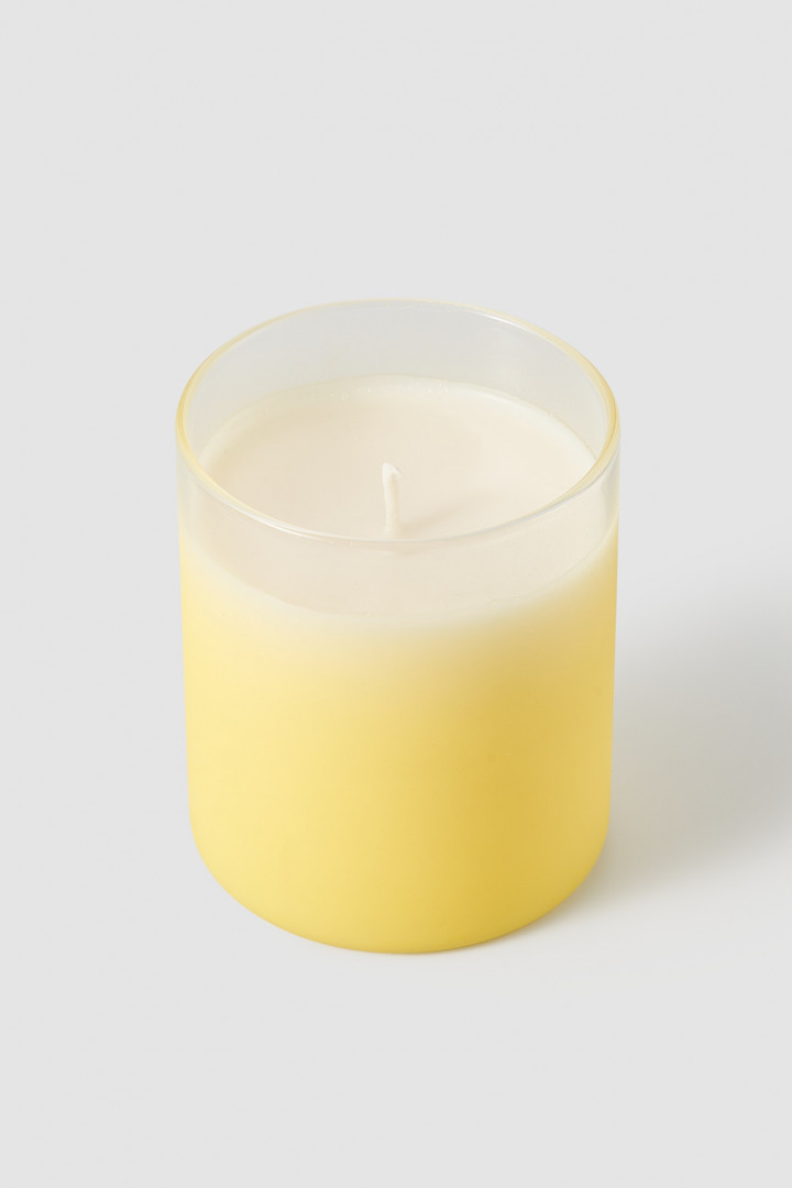 Свеча в стакане с желтым градиентом