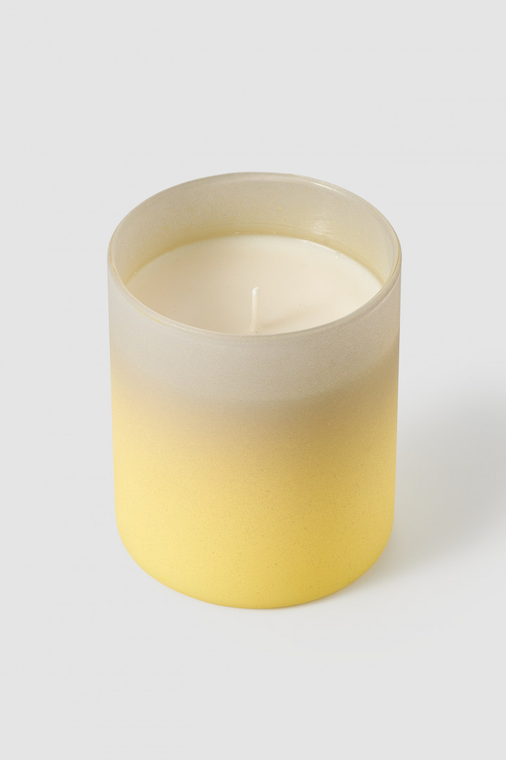Свеча в стакане с желто-серым градиентом