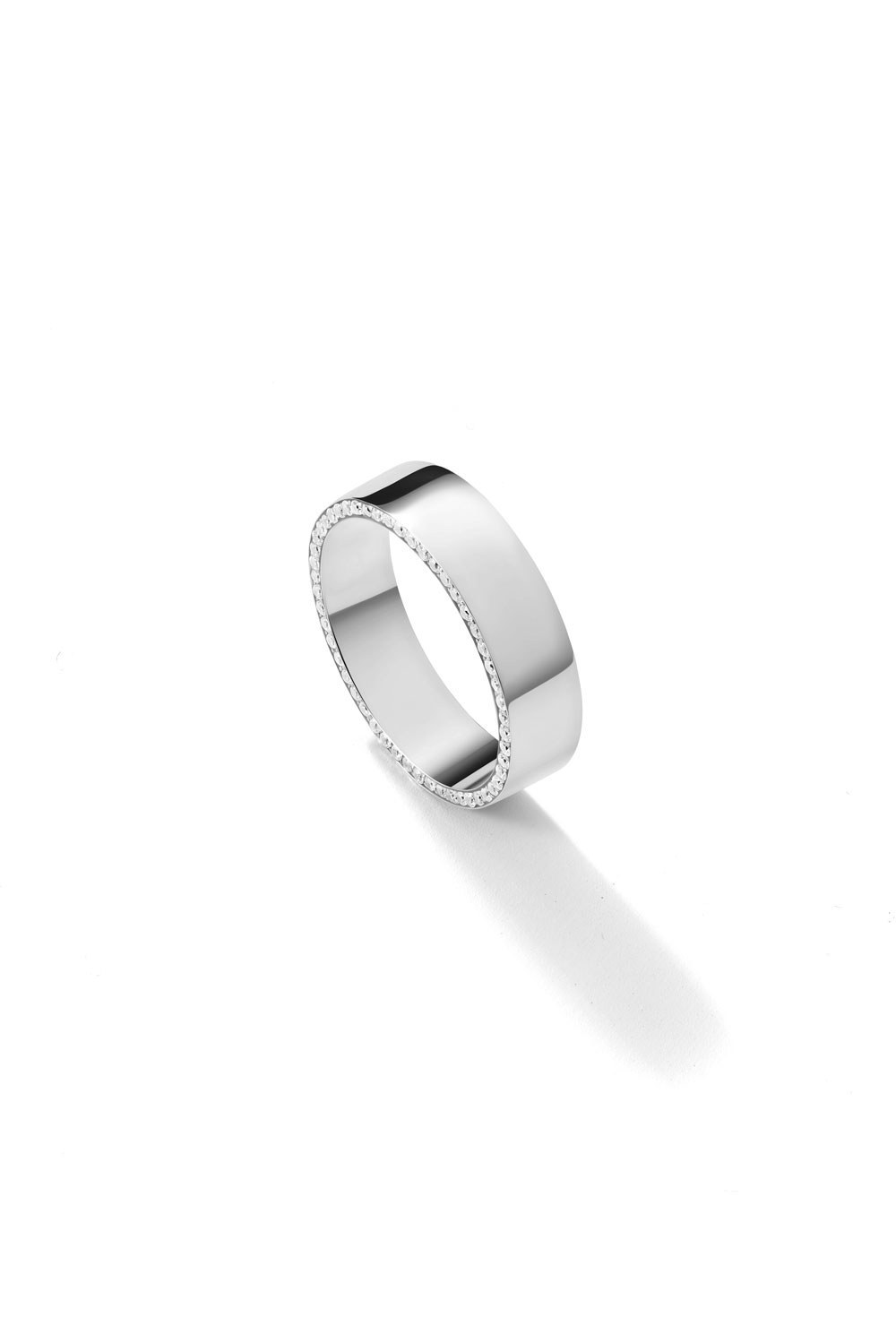 Обручальное кольцо с бриллиантами в грани 