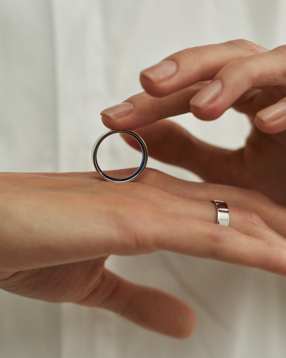 Обручальное кольцо с эмалью внутри матовое 