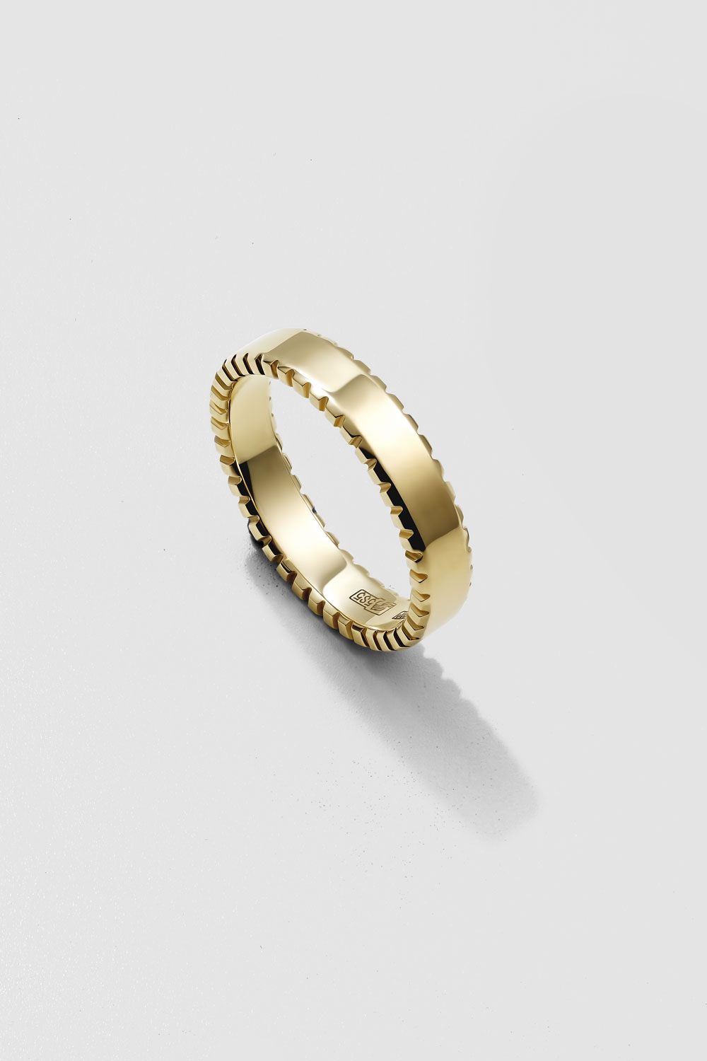 Обручальное кольцо с ребристой гранью тонкое 