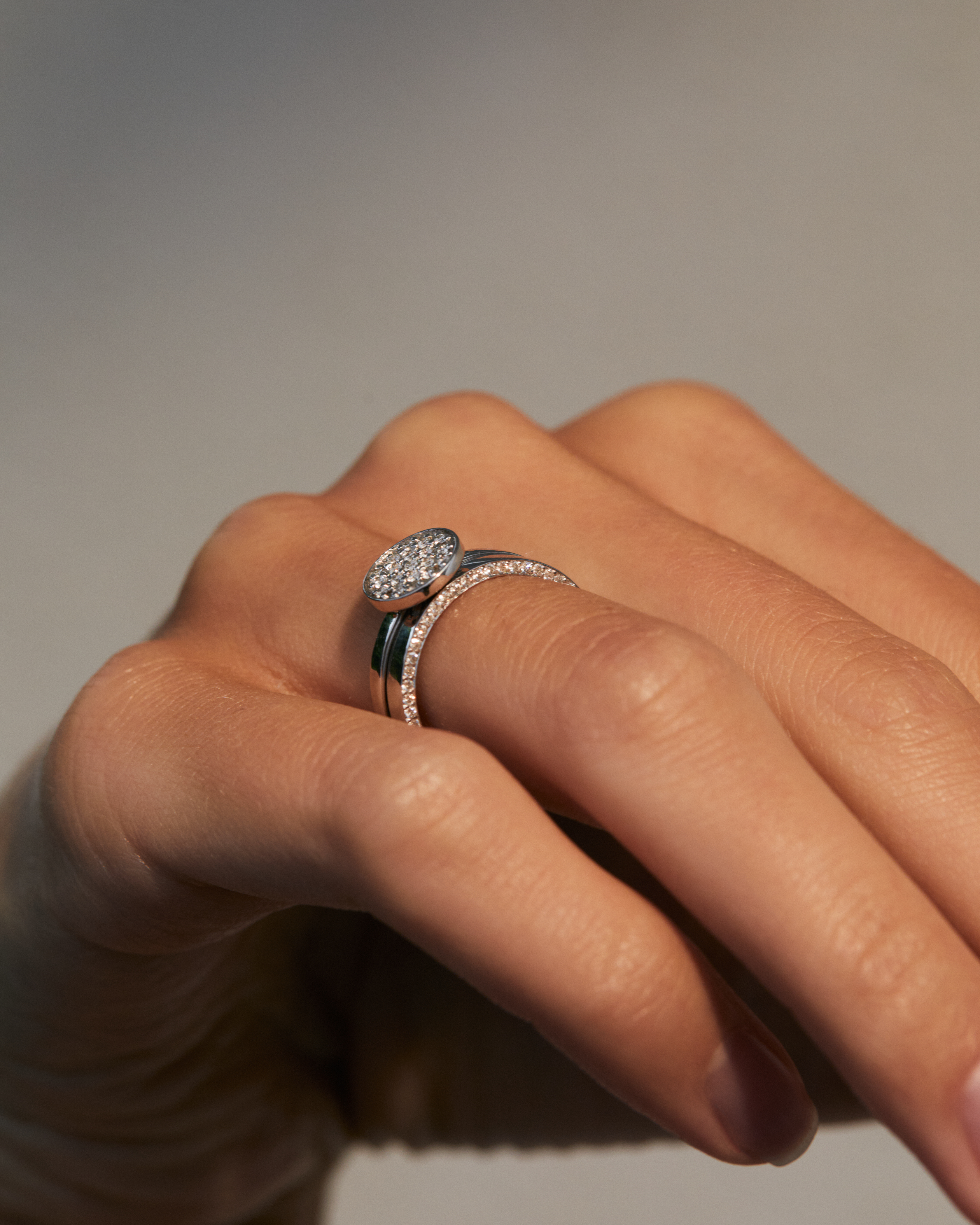 Обручальное кольцо тонкое с бриллиантами в грани 