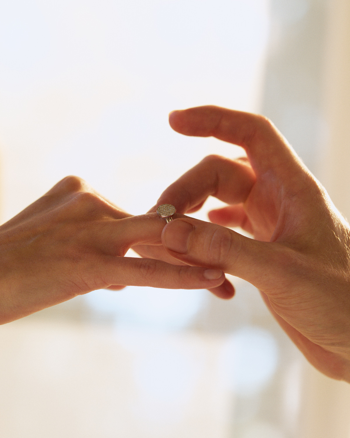 Витое кольцо для помолвки с белыми бриллиантами 