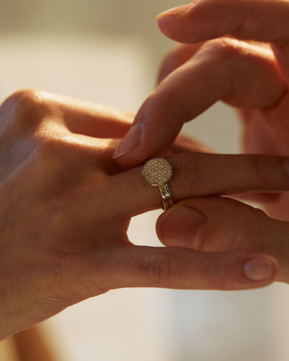 Витое кольцо для помолвки с белыми бриллиантами 