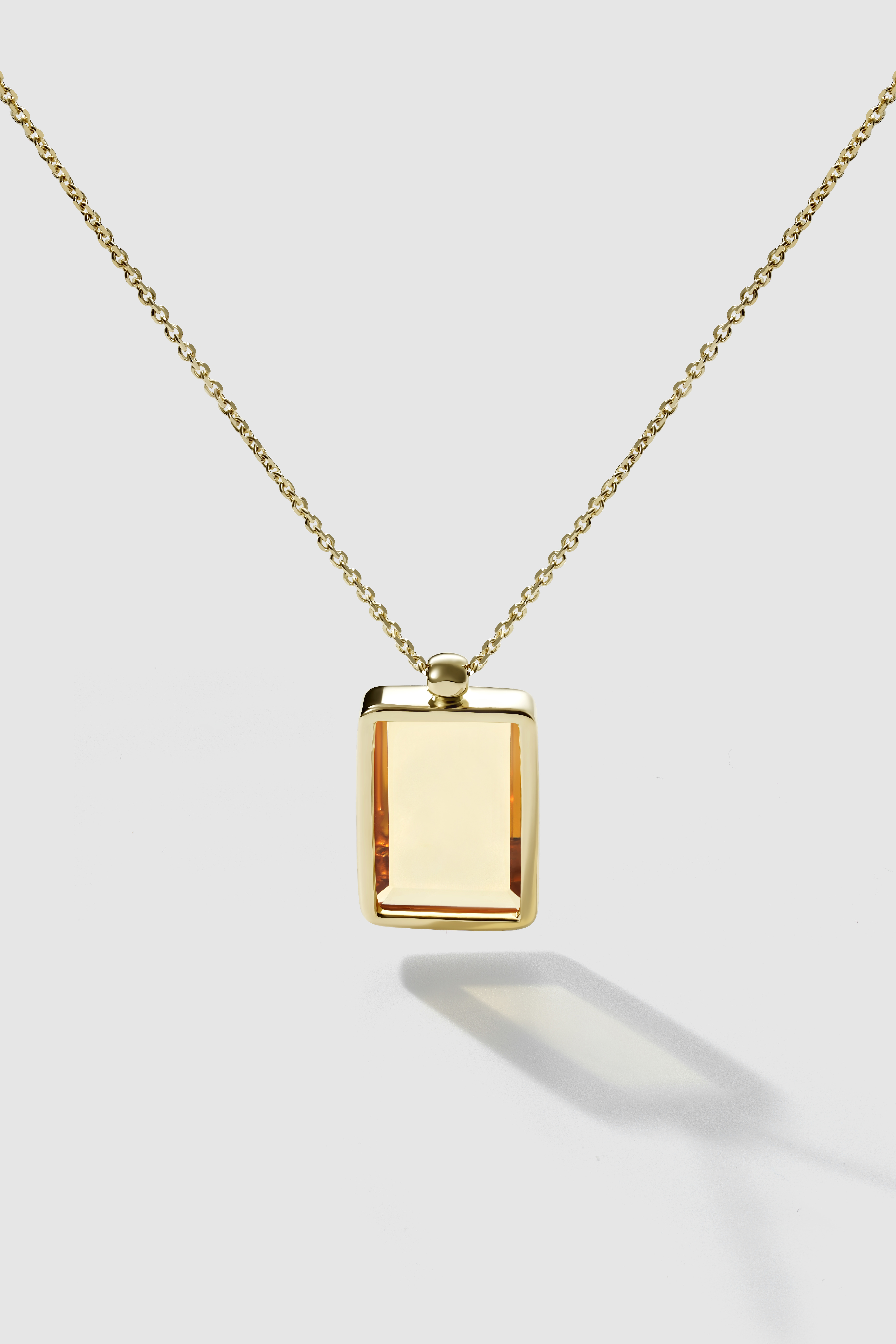 Маленький прямоугольный медальон с цитрином из лимонного золота