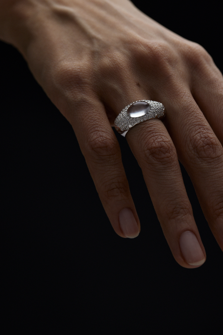 Перстень-галька с бриллиантами 