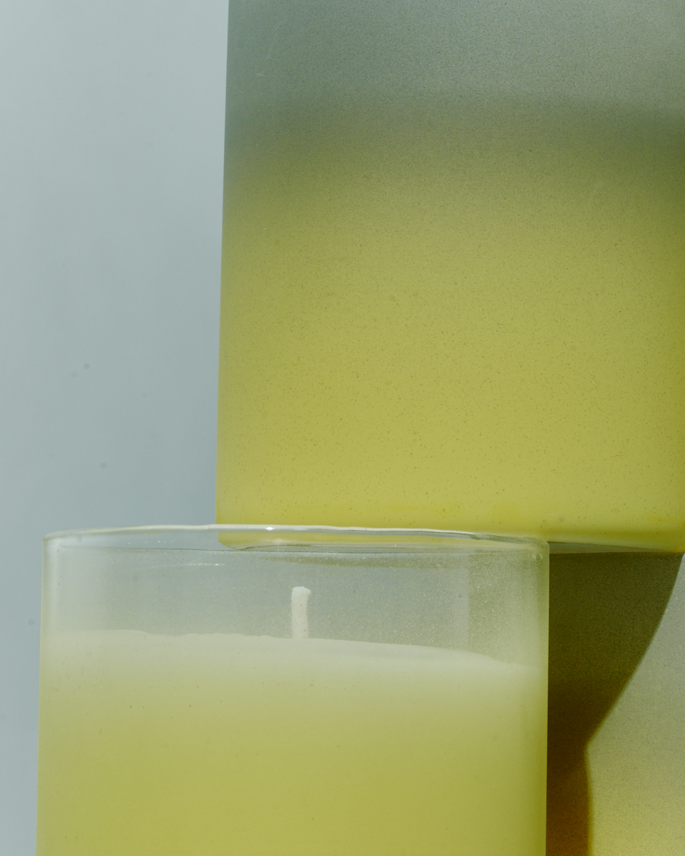 Свеча в стакане с желтым градиентом 